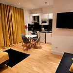 Elegant Spacious Studio Apartment In London