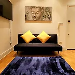Elegant Spacious Studio Apartment In London